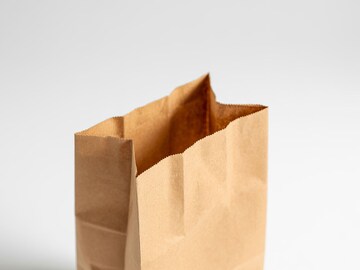 शॉपिंग बॅग्स नेहमी 'Brown' का असतात? कागदाच्या रंगामागे दडलंय मोठं गणित