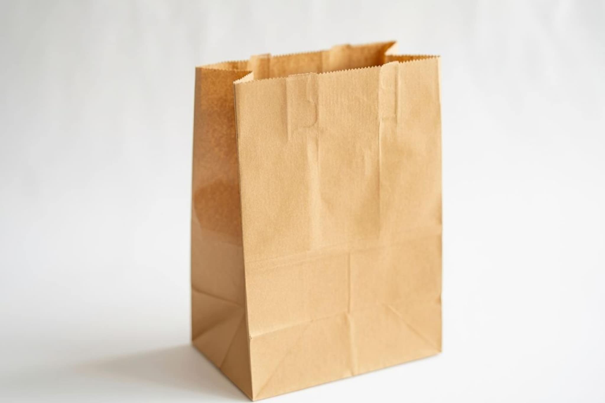 शॉपिंग बॅग्स नेहमी 'Brown' का असतात? कागदाच्या रंगामागे दडलंय मोठं गणित