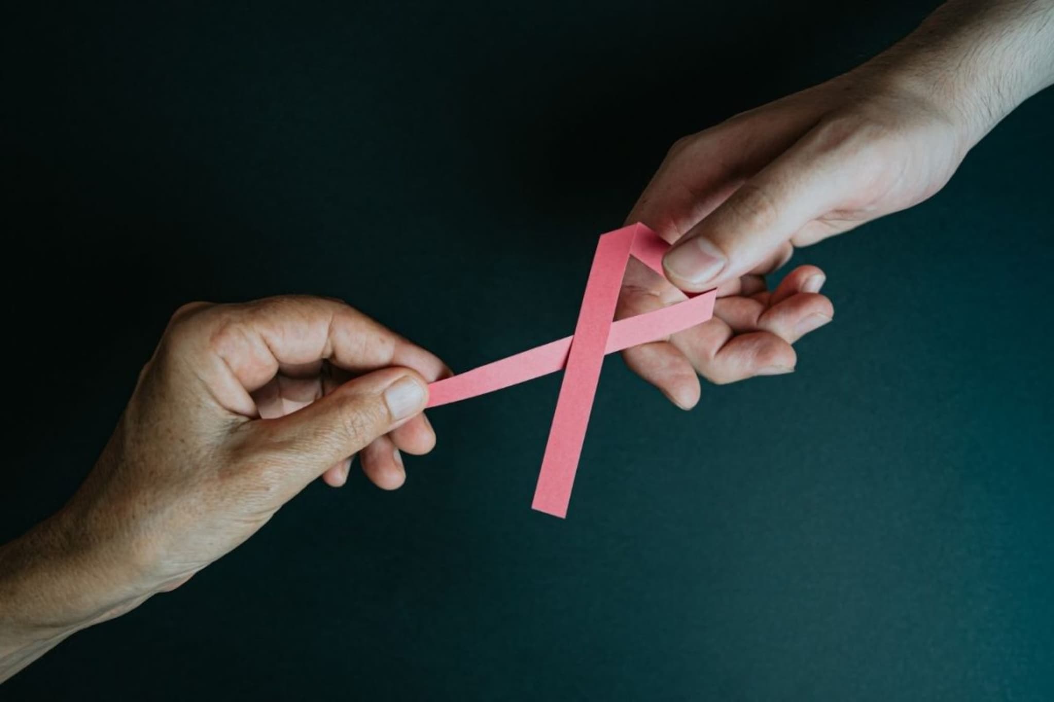 कॅन्सरपूर्वी शरीरात दिसतात 'ही' 9 लक्षणं; दुर्लक्ष करु नका, वेळीच व्हा सावध