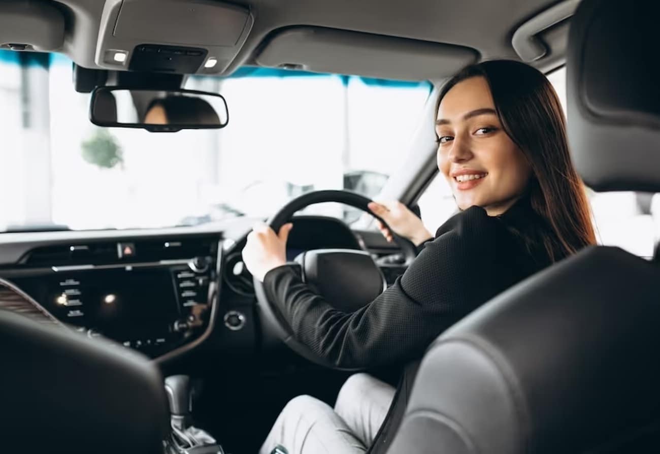 हे गणित सोप्या भाषेत समजून घेऊ:जर तुमची कार जास्त धावत असेल: समजा, अवघ्या 8 महिन्यांतच तुमच्या कारने 10,000 किमीचा टप्पा पार केला, तर वर्ष पूर्ण होण्याची वाट पाहू नका; लगेच सर्व्हिसिंग करून घ्या. जर तुमची कार कमी धावत असेल: समजा, वर्ष पूर्ण झालंय पण गाडी फक्त 4,000 किमीच चालली आहे, तरीही सर्व्हिसिंग करणं अनिवार्य आहे.