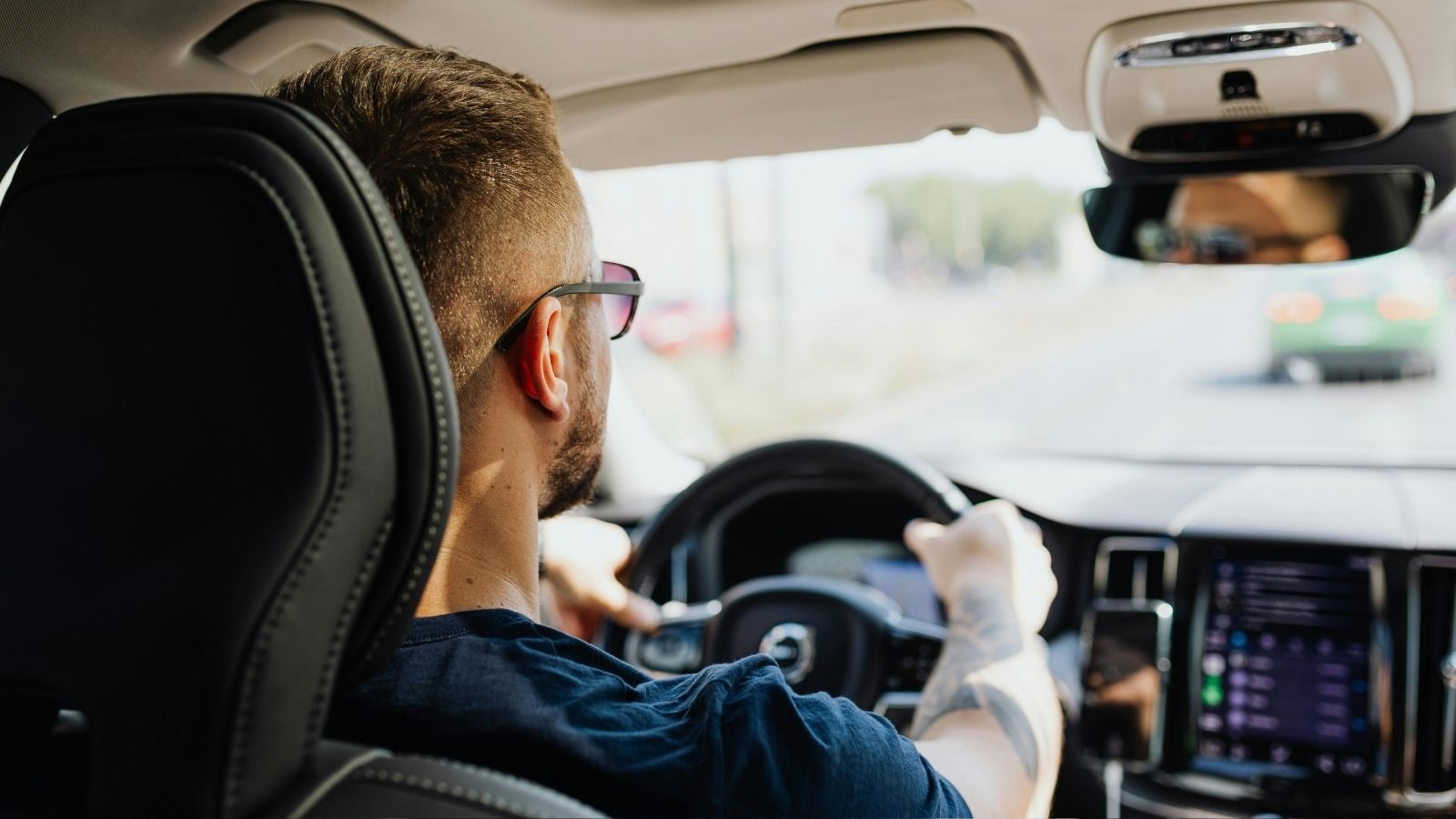 कार कंपन्यांचा 'गोल्डन रूल' काय सांगतो?मारुती सुझुकी, टाटा मोटर्स किंवा ह्युंदाई असो, बहुतांश दिग्गज कार उत्पादक कंपन्या एकच सल्ला देतात: 10,000 किलोमीटर किंवा 1 वर्ष यापैकी जे आधी पूर्ण होईल, तेव्हा कारची सर्व्हिसिंग करा.