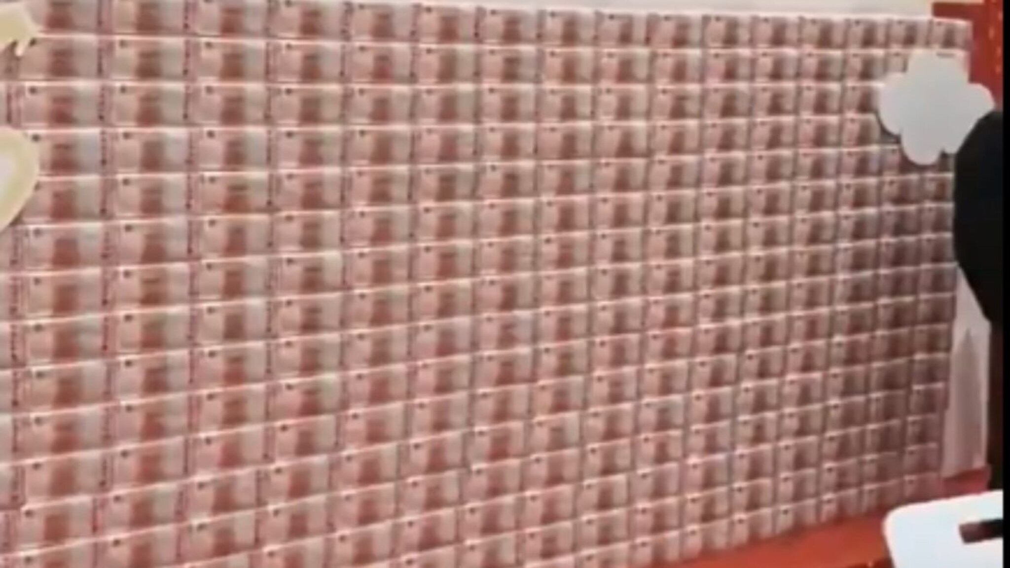 बॉसने टेबलावर ठेवले 70 कोटी; कर्मचाऱ्यांना म्हणाला, जेवढे मोजाल तेवढे घरी घेऊन जा; बोनस रेसची जगभरात चर्चा