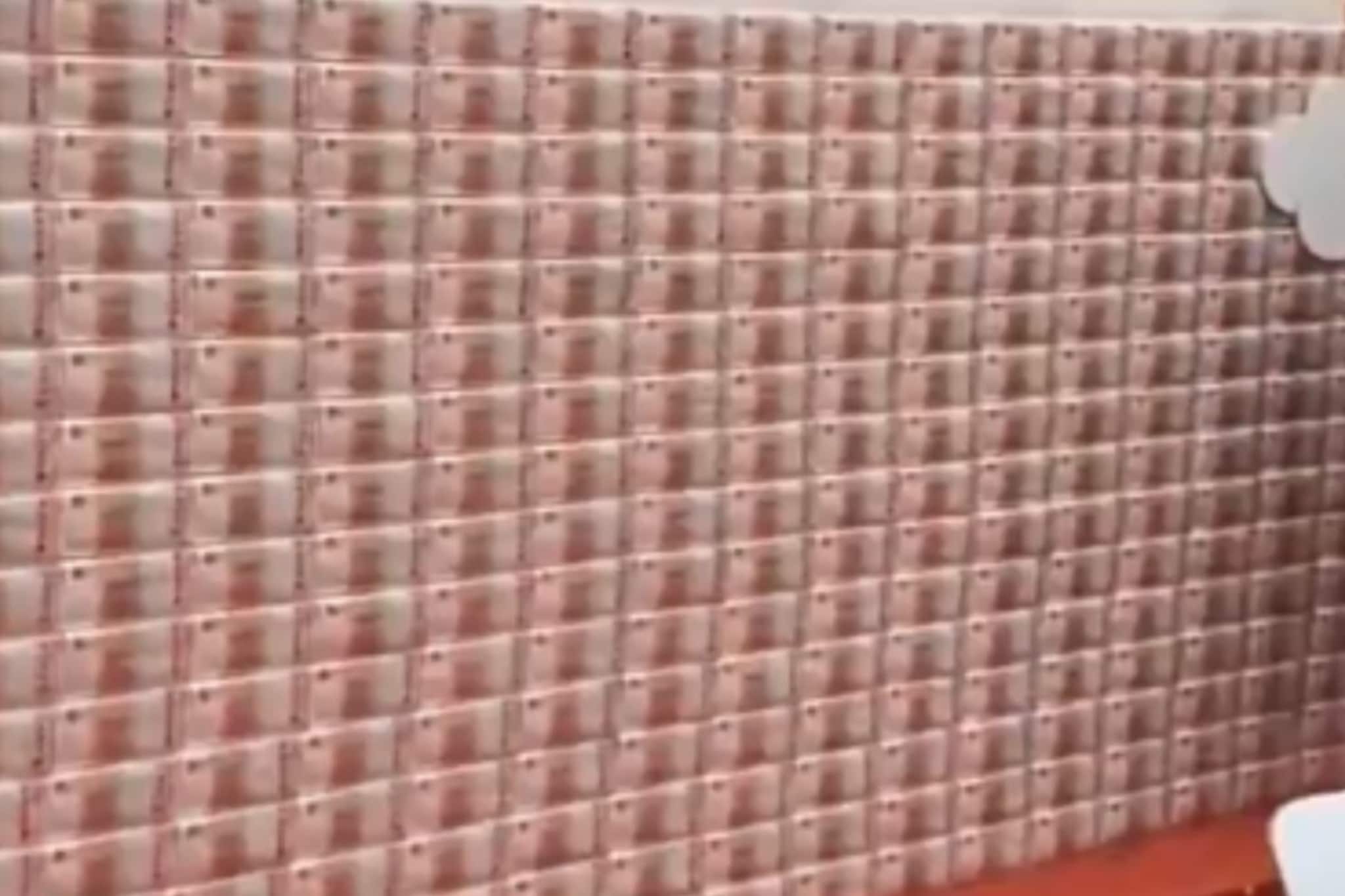 बॉसने टेबलावर ठेवले 70 कोटी; कर्मचाऱ्यांना म्हणाला,जेवढे मोजाल तेवढे घरी घेऊन जा