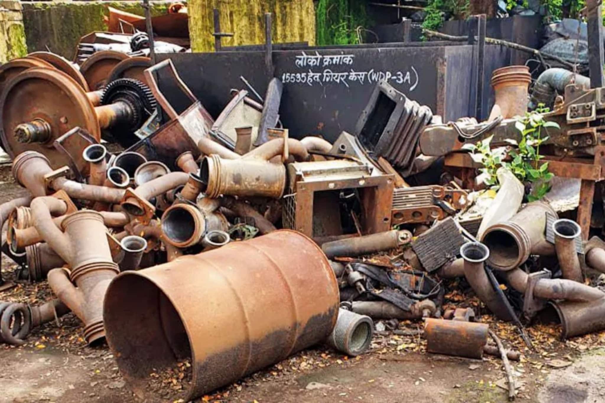 मध्य रेल्वेच्या तिजोरीमध्ये कोट्यवधी रूपये जमा, कशी केली कमाई? मध्य रेल्वेच्या तिजोरीमध्ये कोट्यवधी रूपये जमा, कशी केली कमाई?