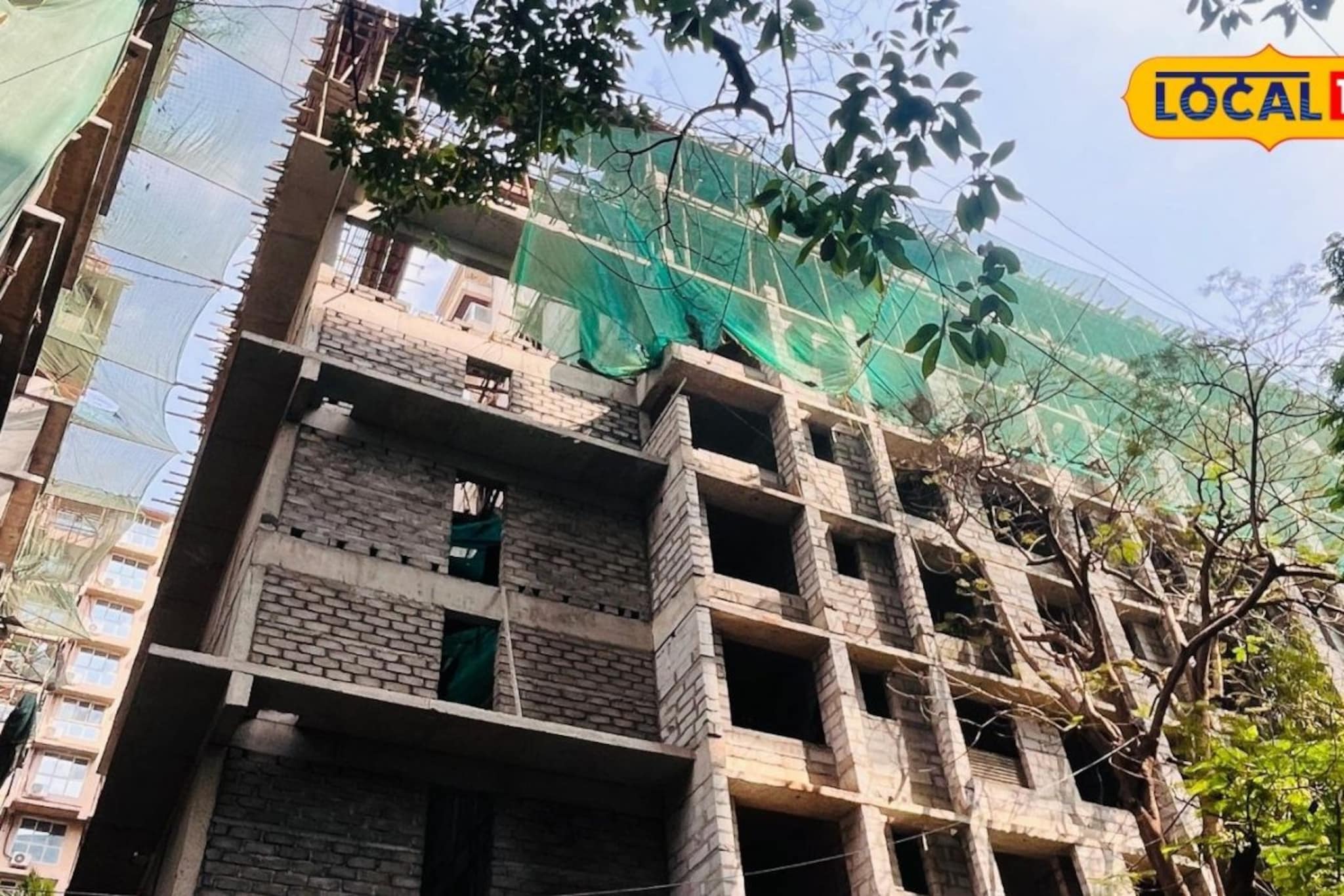 विचित्र अपघातानं हादरलं चेंबूर, आठव्या मजल्यावरून कोसळले 6 कामगार, एक ठार