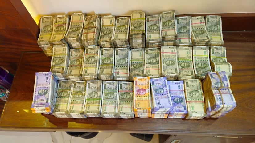 बेंगळुरू: लोक हे कोट्यवधी रुपयांचा भ्रष्टाचार करतात असं तुम्ही ऐकलं असेलच. पण जर एखाद्याच्या घरात मोजतानाही हात दुखेल एवढे पैसे असले तर काय? असंच एक प्रकरण बेंगळुरुमधून समोर आलं आहे. बेंगळुरू: लोक हे कोट्यवधी रुपयांचा भ्रष्टाचार करतात असं तुम्ही ऐकलं असेलच. पण जर एखाद्याच्या घरात मोजतानाही हात दुखेल एवढे पैसे असले तर काय? असंच एक प्रकरण बेंगळुरुमधून समोर आलं आहे.