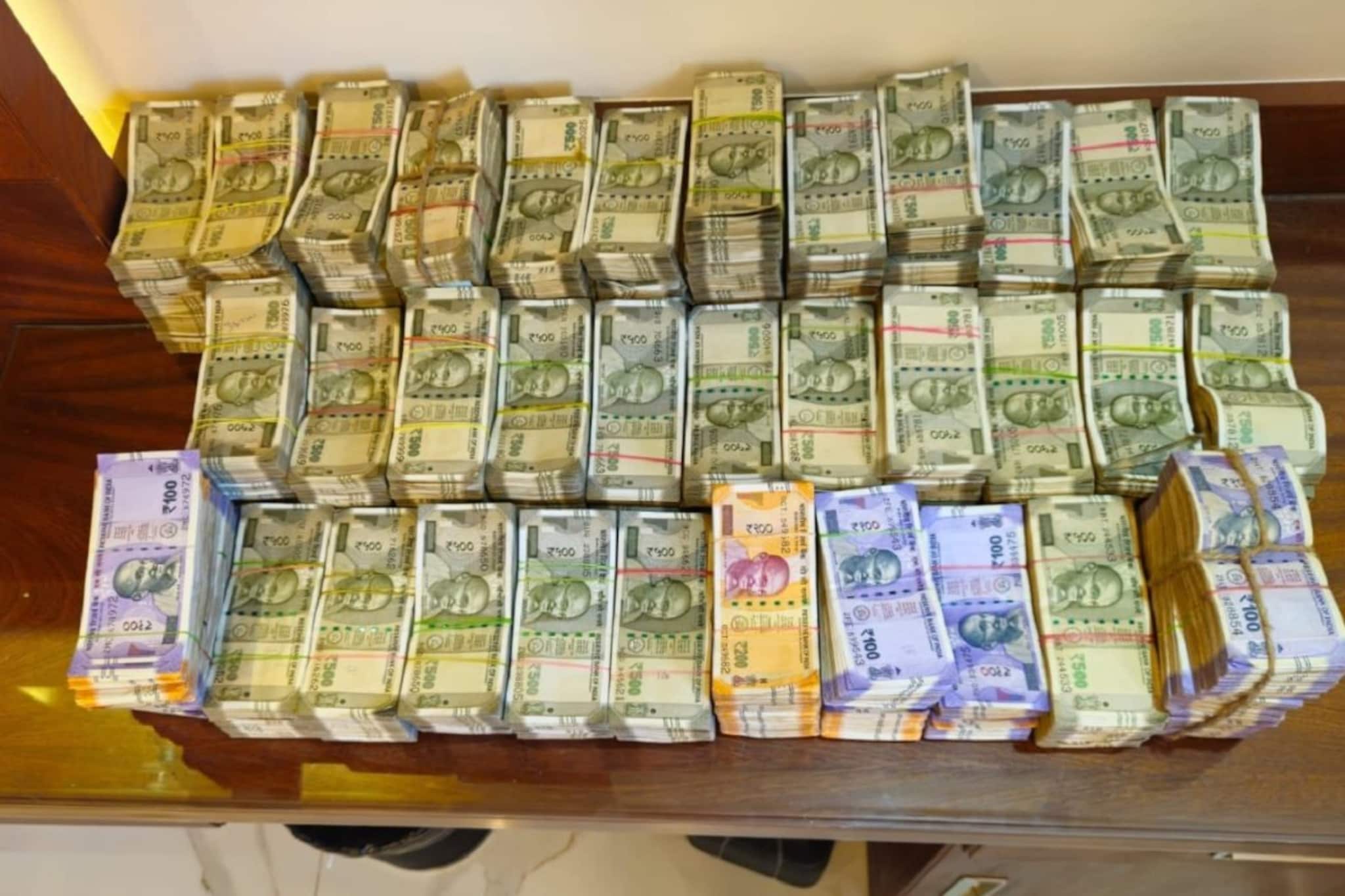 इंजिनियरच्या घरी सापडलं घबाड! मशीन नोटा मोजून गरम झालं, हात रबरबॅण्ड बांधून थकले