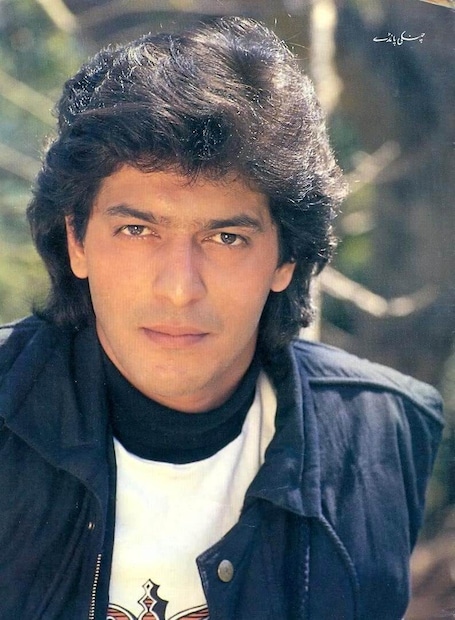 चंकी पांडे म्हटलं की आपल्या डोळ्यासमोर त्याचे विनोदी रोल आणि अनोखी स्टाईल येते. पण तुम्हाला माहीत आहे का? ८० आणि ९० च्या दशकात चंकी पांडे हा बॉलीवूडचा सर्वात मोठा क्रश होता. चंकी पांडे म्हटलं की आपल्या डोळ्यासमोर त्याचे विनोदी रोल आणि अनोखी स्टाईल येते. पण तुम्हाला माहीत आहे का? ८० आणि ९० च्या दशकात चंकी पांडे हा बॉलीवूडचा सर्वात मोठा क्रश होता.