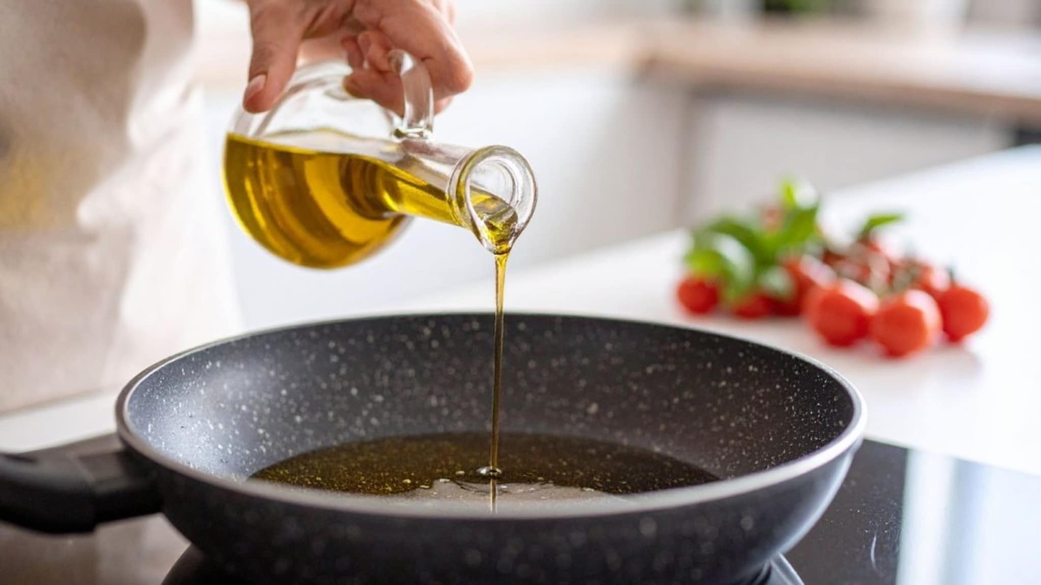 Cooking Oil : स्वयंपाकासाठी कोणते तेल Best? हृदय, लिवरसाठी 'या' 4 तेलांचा वापर ठरेल योग्य, तज्ज्ञांना सल्ला