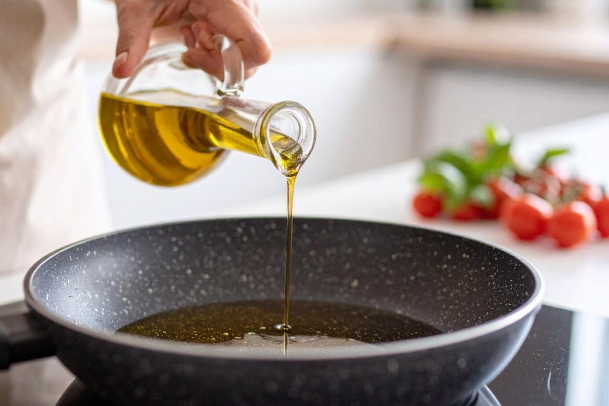 स्वयंपाकासाठी कोणते तेल Best? हृदय, लिवरसाठी 'या' 4 तेलांचा वापर ठरेल योग्य