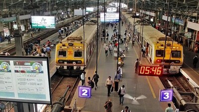 मुंबई में चौंकाने वाली घटना: CSMT पर पटरी पर सो रहा था शख्स, बाल-बाल बचा