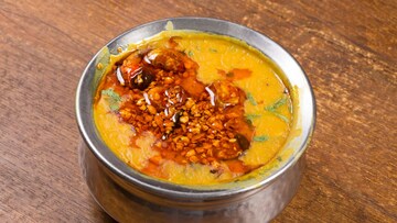 डाळ खाल्यामुळे यूरिक ॲसिड वाढतं? काय सांगतात आहारतज्ज्ञ? एकदा वाचाच