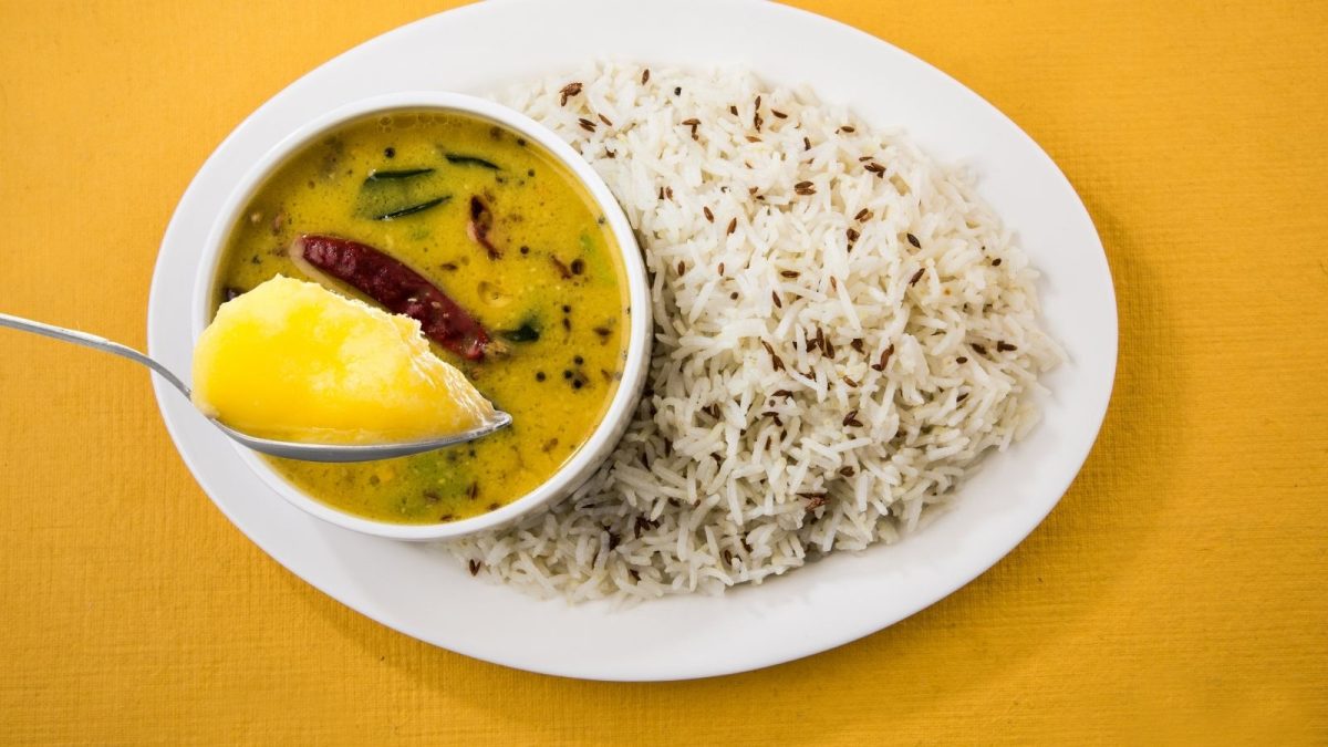 Food : गरम भातावर तूप टाकलं की चव का वाढते? फक्त टेस्ट नाही, यामागे आहे ...