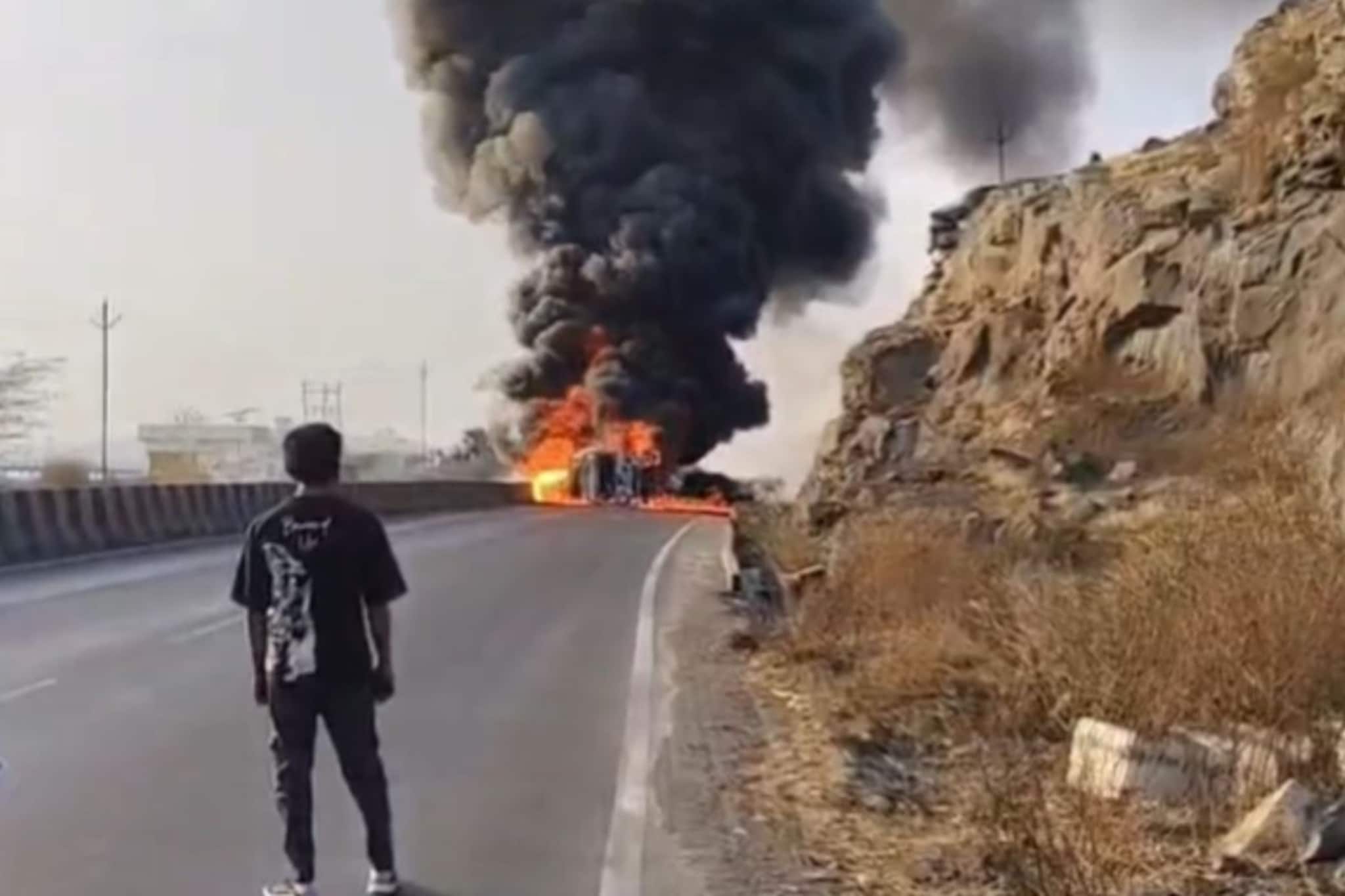 Dhule: चढावर घात झाला अन् टँकर आगीचा गोळा बनला, धुळ्यातील भीषण PHOTOS