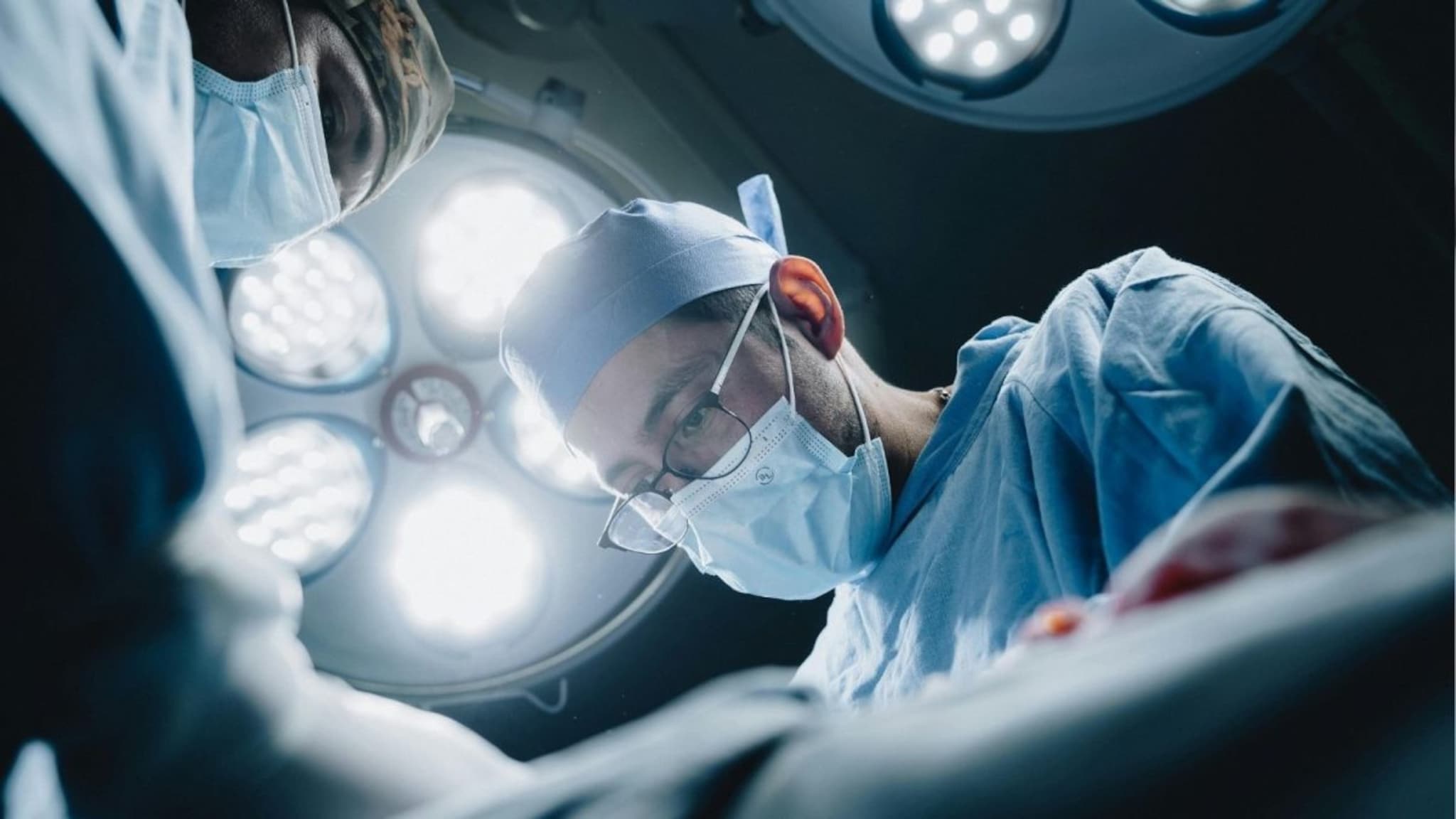 GK: ऑपरेशन थिएटरमध्ये डॉक्टर हिरवा किंवा निळा ड्रेस का घालतात? यामागं Science 99 टक्के लोकांना माहित असेल