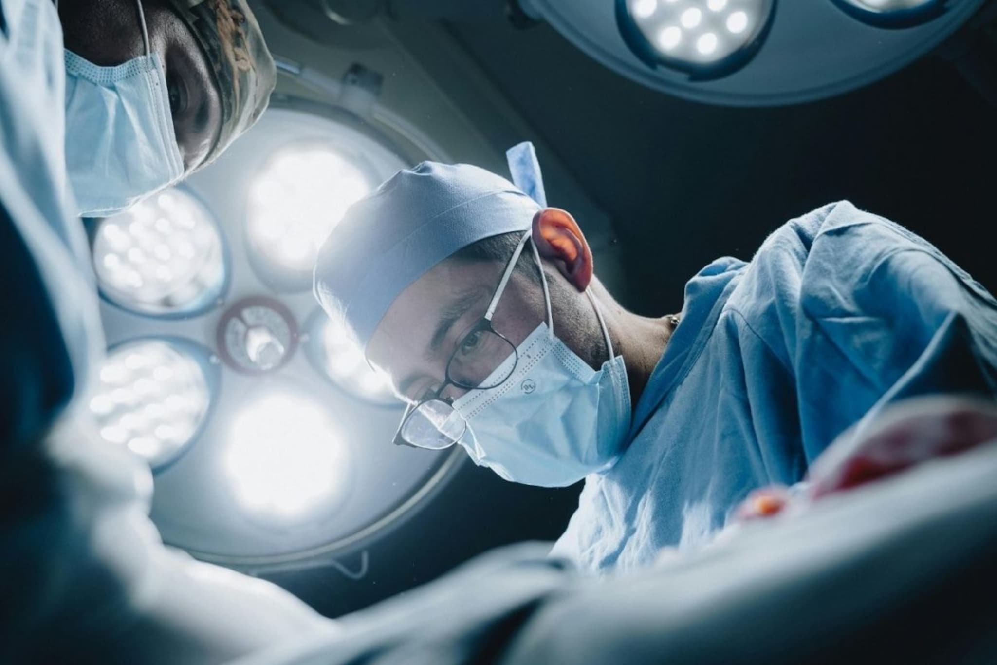 ऑपरेशन थिएटरमध्ये डॉक्टर हिरवा किंवा निळा ड्रेस का घालतात? काय आहे Science?