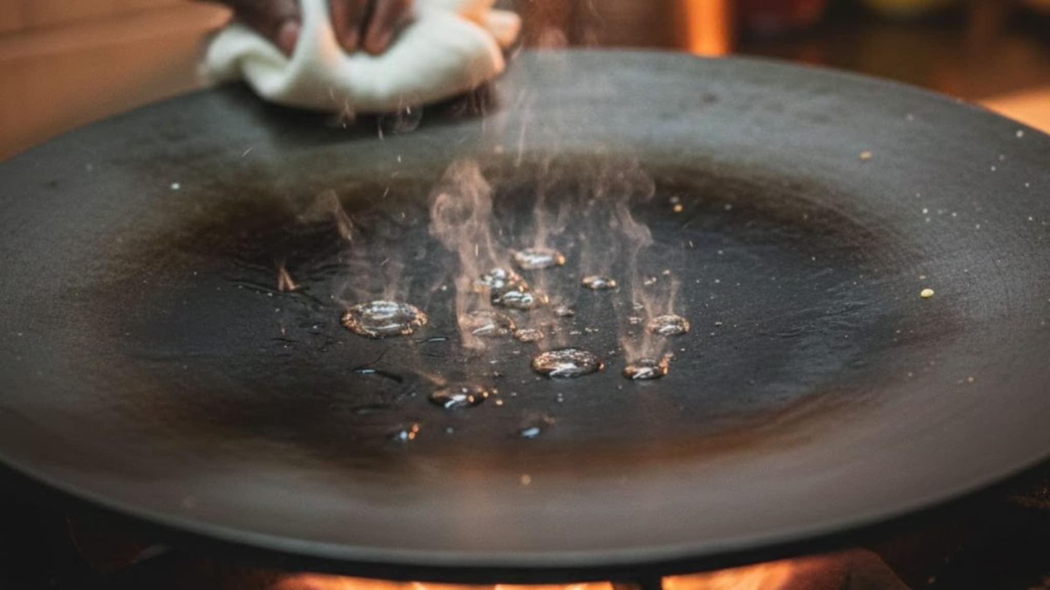 Home Science : डोसा बनवताना तव्यावर पाणी का मारतात? स्वच्छता नव्हे, तर यामागे लपलंय Science, अनेकांना हे माहितच नाही