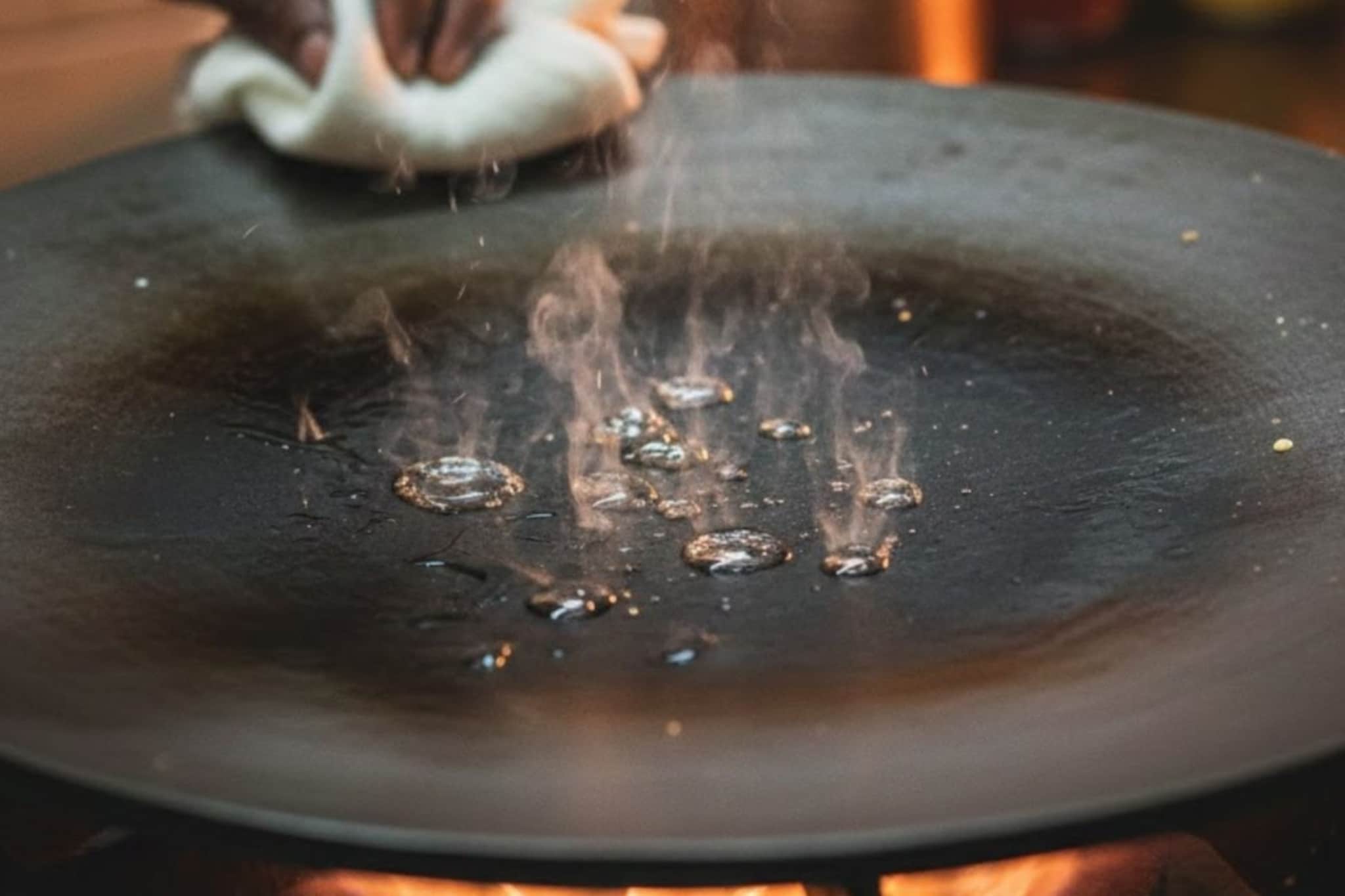 डोसा बनवताना तव्यावर पाणी का मारतात? स्वच्छता नव्हे, तर यामागे लपलंय Science