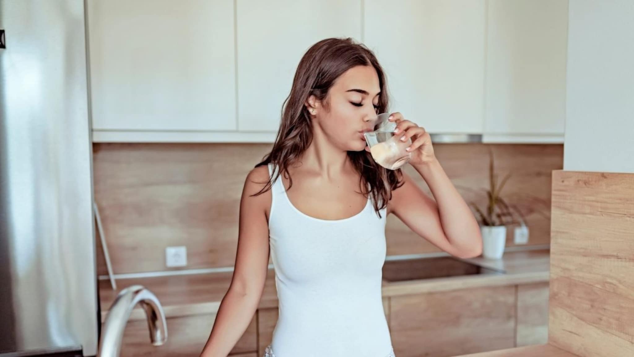 Science : पाणी प्यायल्याने भूक का मरते? पाण्याने पोट कसं भरतं, जाणून घ्या यामागचं वैज्ञानिक सत्य