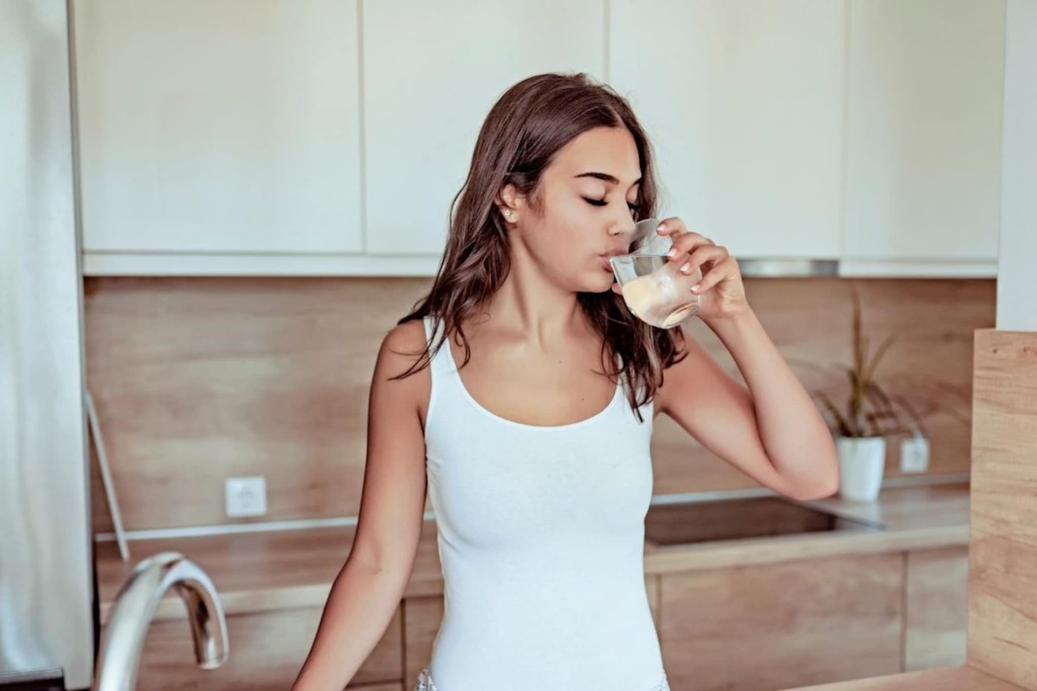 पाणी प्यायल्याने भूक का मरते? जाणून घ्या यामागचं वैज्ञानिक सत्य पाणी प्यायल्याने भूक का मरते? जाणून घ्या यामागचं वैज्ञानिक सत्य