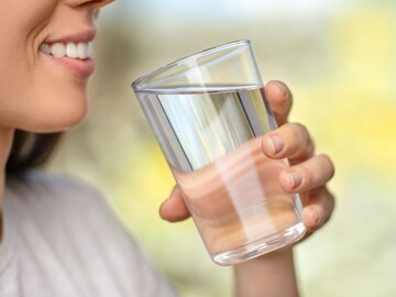 पाणी पिण्याचेही असतात नियम! 2.7 की 3 लिटर? उन्हाळ्यात तुमच्या शरीराला नक्की किती पाण्याची गरज आहे? वाचा सविस्तर