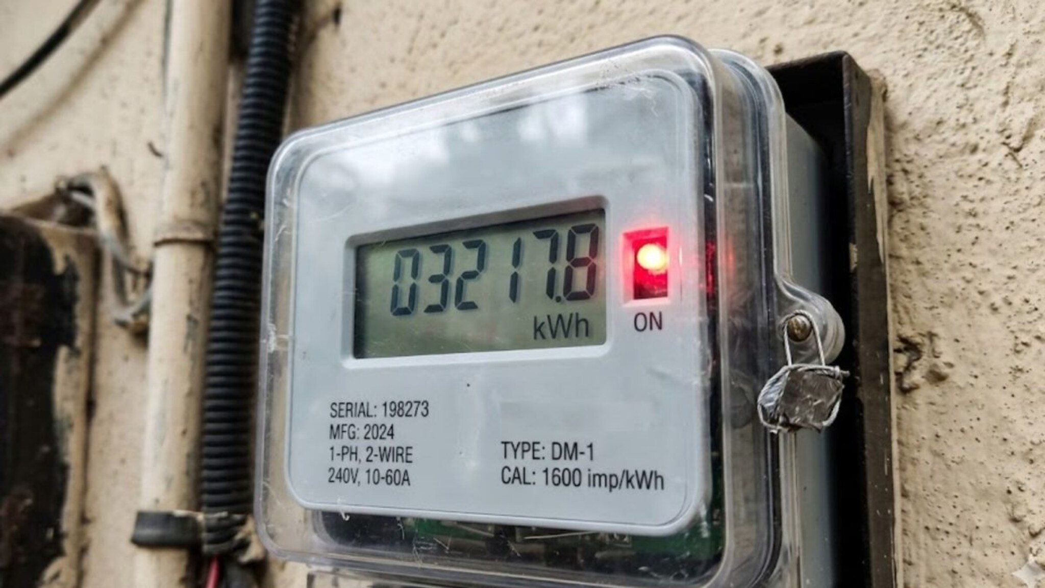 घराबाहेरच्या वीज मीटरमधील 'ती' लाल बत्ती सतत का लुकलुकते? वेळीच सावध व्हा, नाहीतर बसेल मोठा आर्थिक फटका