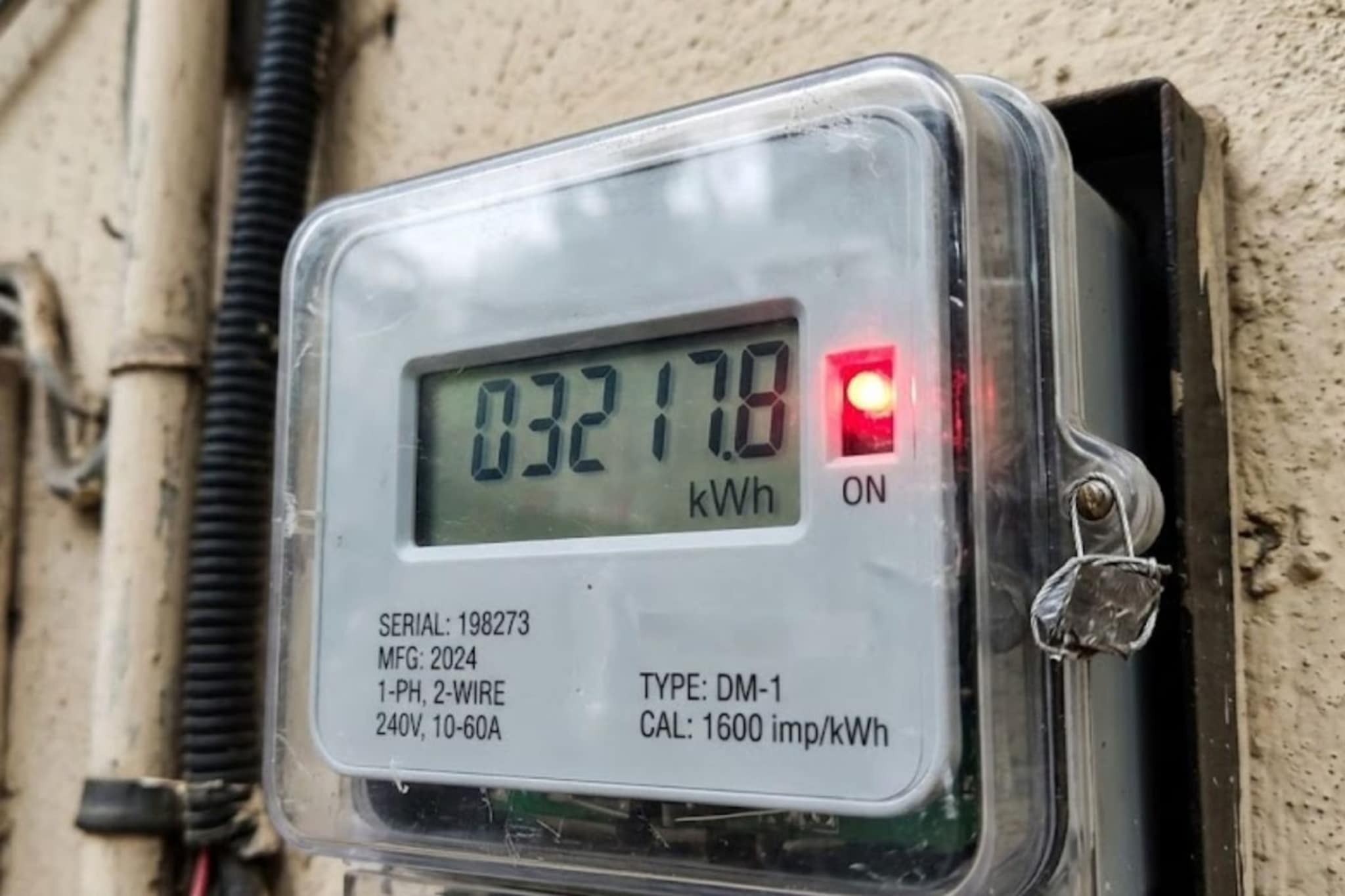 मीटरमधील लाल बत्ती सतत का लुकलुकते? वेळीच सावध व्हा, नाहीतर बसेल आर्थिक फटका