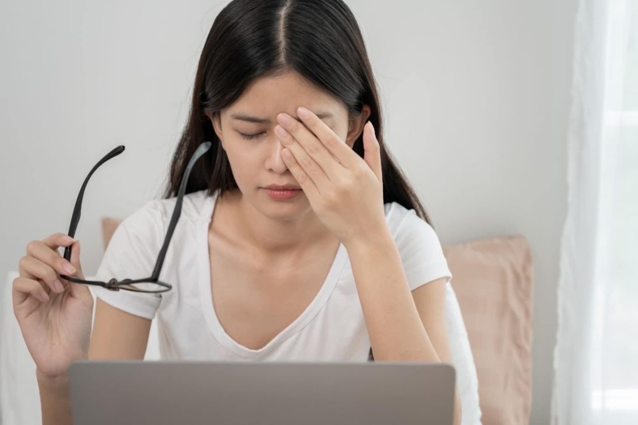 खूप वेळ फोन वापरल्यानंतर डोळे का जळजळतात? यामागचं 'सायन्स' जाणून घ्या खूप वेळ फोन वापरल्यानंतर डोळे का जळजळतात? यामागचं 'सायन्स' जाणून घ्या