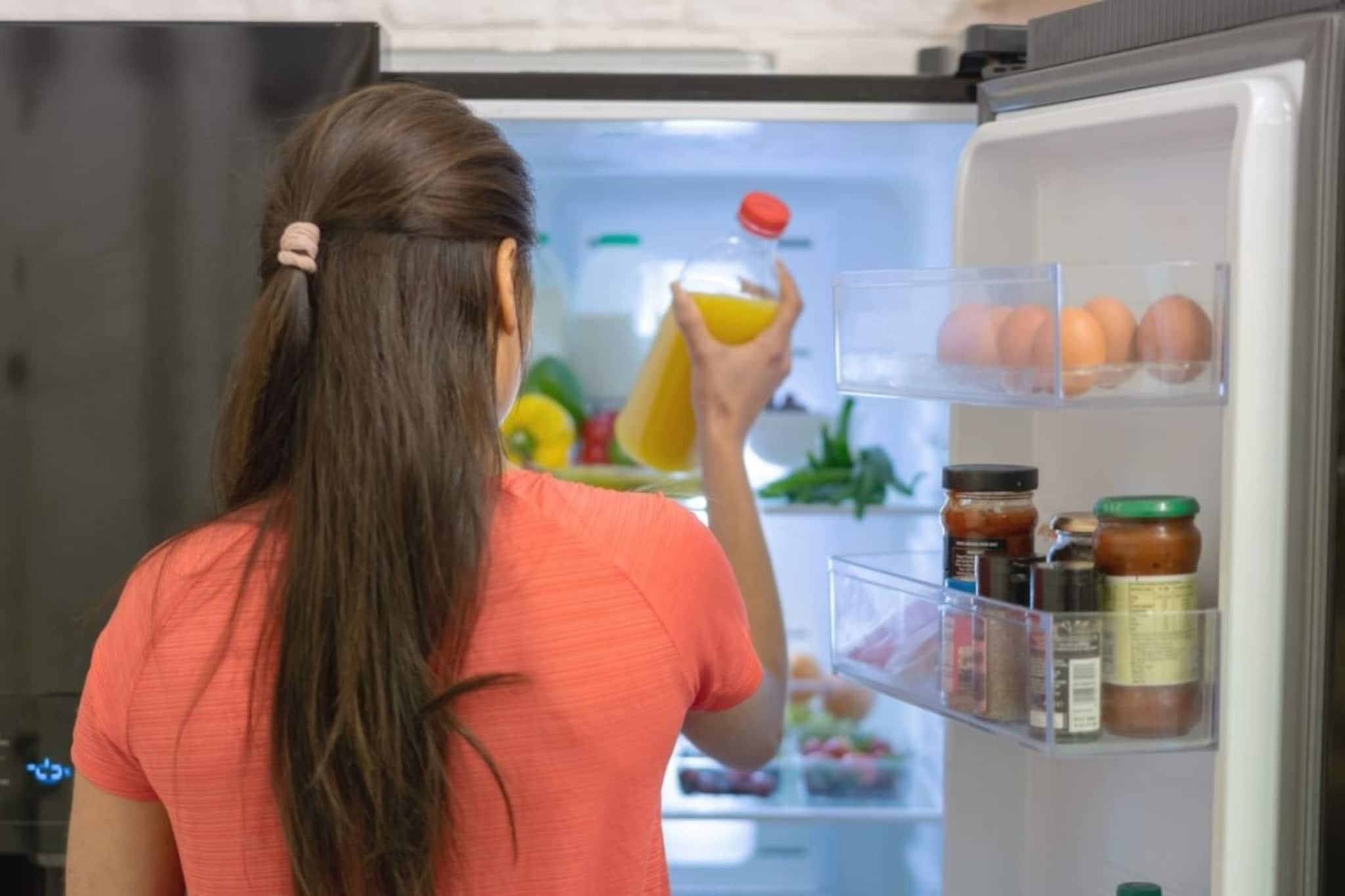 फ्रिजचं दार वारंवार उघडलं तर बिल का वाढतं? यामागचं सायन्स काय सांगतं? फ्रिजचं दार वारंवार उघडलं तर बिल का वाढतं? यामागचं सायन्स काय सांगतं?