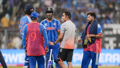 दोन विकेट पडल्या अन् गंभीर मैदानात आला, सूर्याने पुढच्याच बॉलला बदलला गेम प्लान!