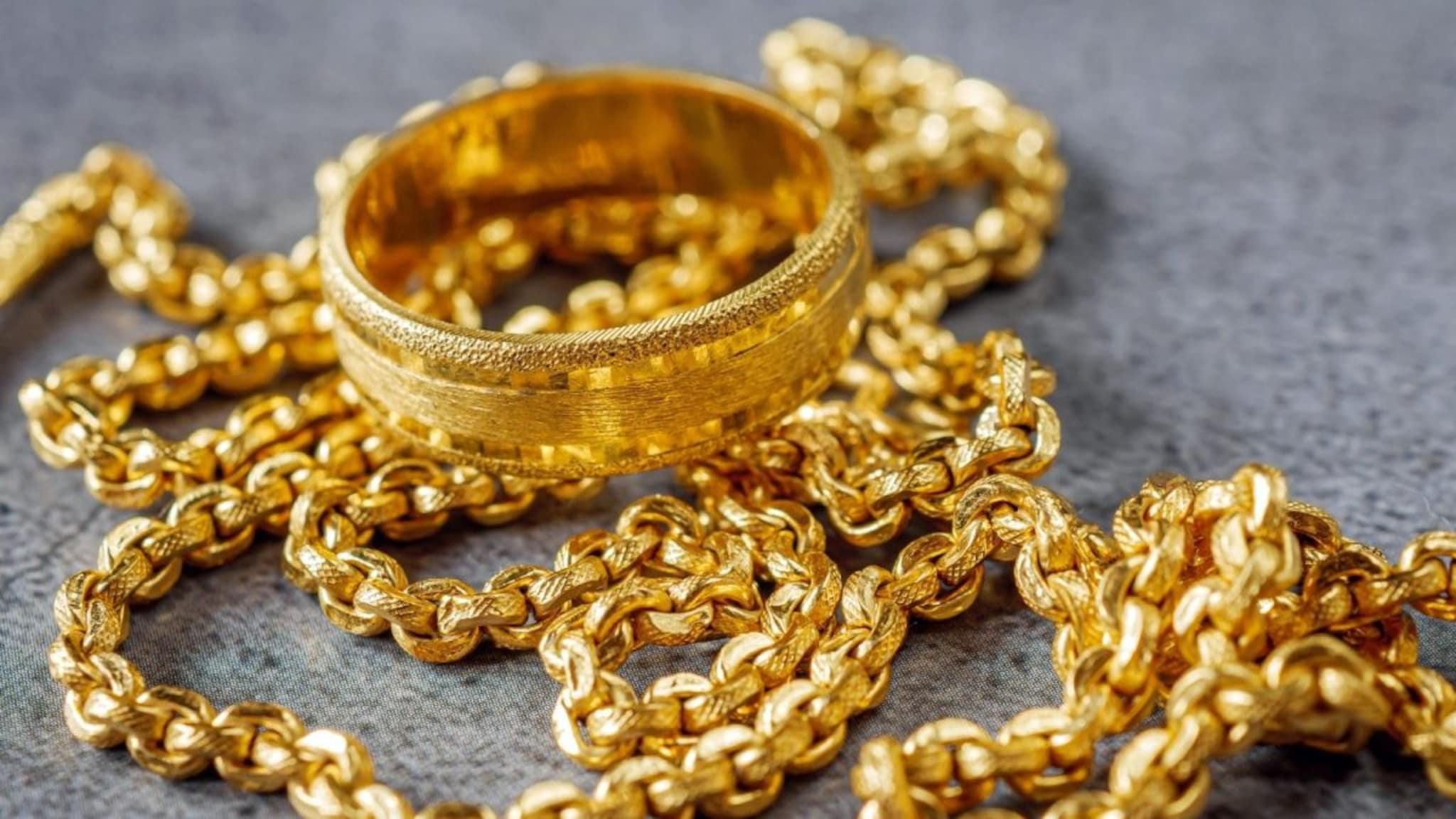 कचऱ्यासोबत गेले घरातील दागिने; कचरावेचक रेखाताईंनी कचऱ्याची अख्खी गाडी उचकली अन्