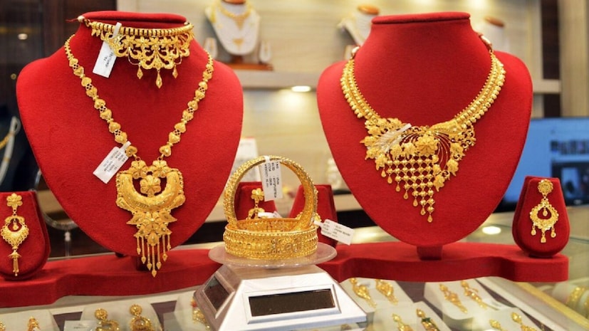 सोन्या चांदीच्या भावात सोमवारी जोरदार तेजी पाहायला मिळाली होती. मात्र आज मंगळवारी 24 फेब्रुवारी रोजी सोनं आणि चांदीच्या भावात एमसीएक्सवर व्यवहार सुरु होताच घसरण पाहायला मिळत आहे. सोन्या चांदीच्या भावात सोमवारी जोरदार तेजी पाहायला मिळाली होती. मात्र आज मंगळवारी 24 फेब्रुवारी रोजी सोनं आणि चांदीच्या भावात एमसीएक्सवर व्यवहार सुरु होताच घसरण पाहायला मिळत आहे.