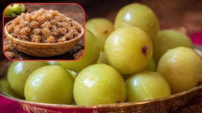 आवळा कँडी एक आरोग्यदायी पदार्थ आहे, जो मुले आणि प्रौढांना आवडतो. आजकाल बाजारात मिळणाऱ्या आवळा कँडीमध्ये जास्त प्रमाणात साखर, रंग आणि प्रिझर्वेटिव्ह असतात. हे चव वाढवतात परंतु पूर्ण आरोग्य फायदे देत नाहीत. घरी आवळा कँडी बनवल्याने तुम्हाला शुद्ध चव मिळेल आणि आवळ्याचे सर्व पोषक घटक टिकून राहतील.