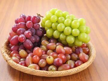 द्राक्ष पाण्याने धुवून खाताय? मग खूप मोठी चुक करताय, ही आहे खाण्याची योग्य पद्धत