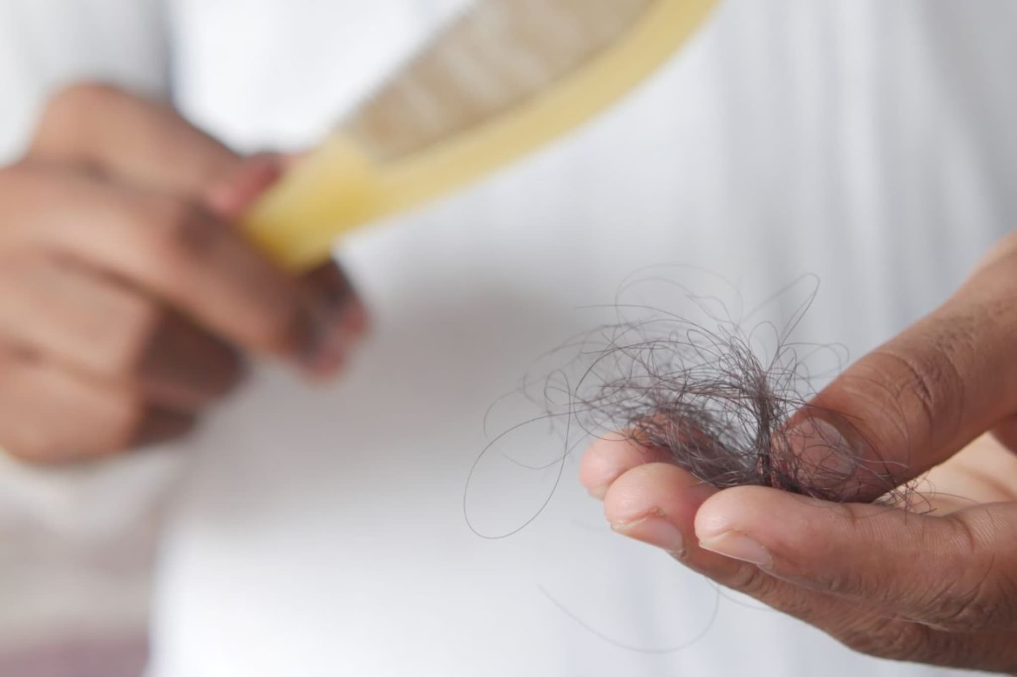 नारळ तेलामध्ये टाका 1 रुपयाची वस्तू, केस गळण्याच्या समस्यापासून 1 महिन्यात सुटका