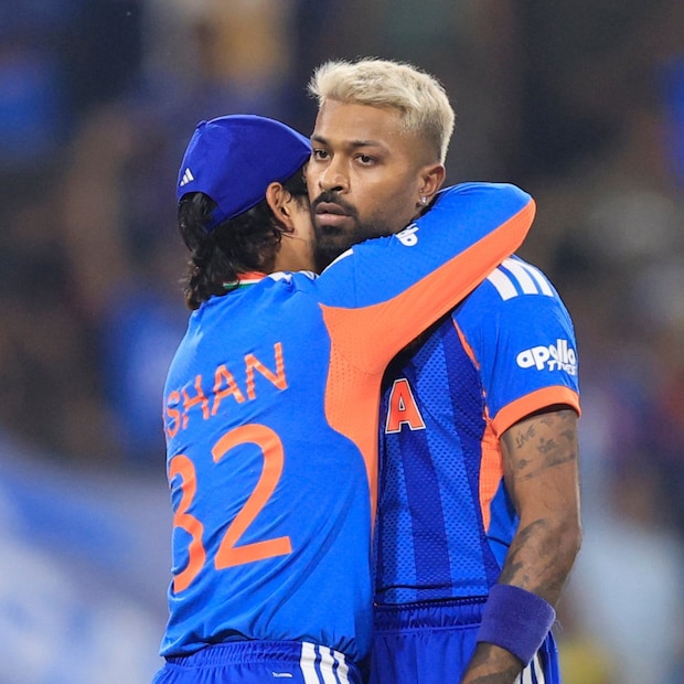 एवढं मोठं टार्गेट मिळाल्यानंतर पहिल्या बॉलपासून पाकिस्तानवर दबाव होता, त्यातच हार्दिक पांड्याने पहिल्याच ओव्हरला साहिबजादा फरहानची विकेट घेऊन पाकिस्तानला दणका दिला. एवढच नाही तर हार्दिकने मेडन ओव्हरही टाकली. एवढं मोठं टार्गेट मिळाल्यानंतर पहिल्या बॉलपासून पाकिस्तानवर दबाव होता, त्यातच हार्दिक पांड्याने पहिल्याच ओव्हरला साहिबजादा फरहानची विकेट घेऊन पाकिस्तानला दणका दिला. एवढच नाही तर हार्दिकने मेडन ओव्हरही टाकली.