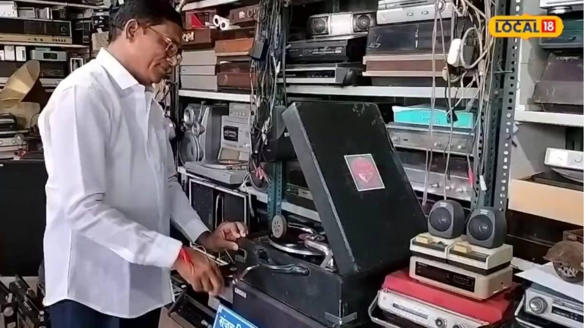 छंद असवा तर असा! रेडिओ, ग्रामोफान अन् बरंच काही, Photos पाहून तुम्हालाही आठवेल बालपण! छंद असवा तर असा! रेडिओ, ग्रामोफान अन् बरंच काही, Photos पाहून तुम्हालाही आठवेल बालपण!