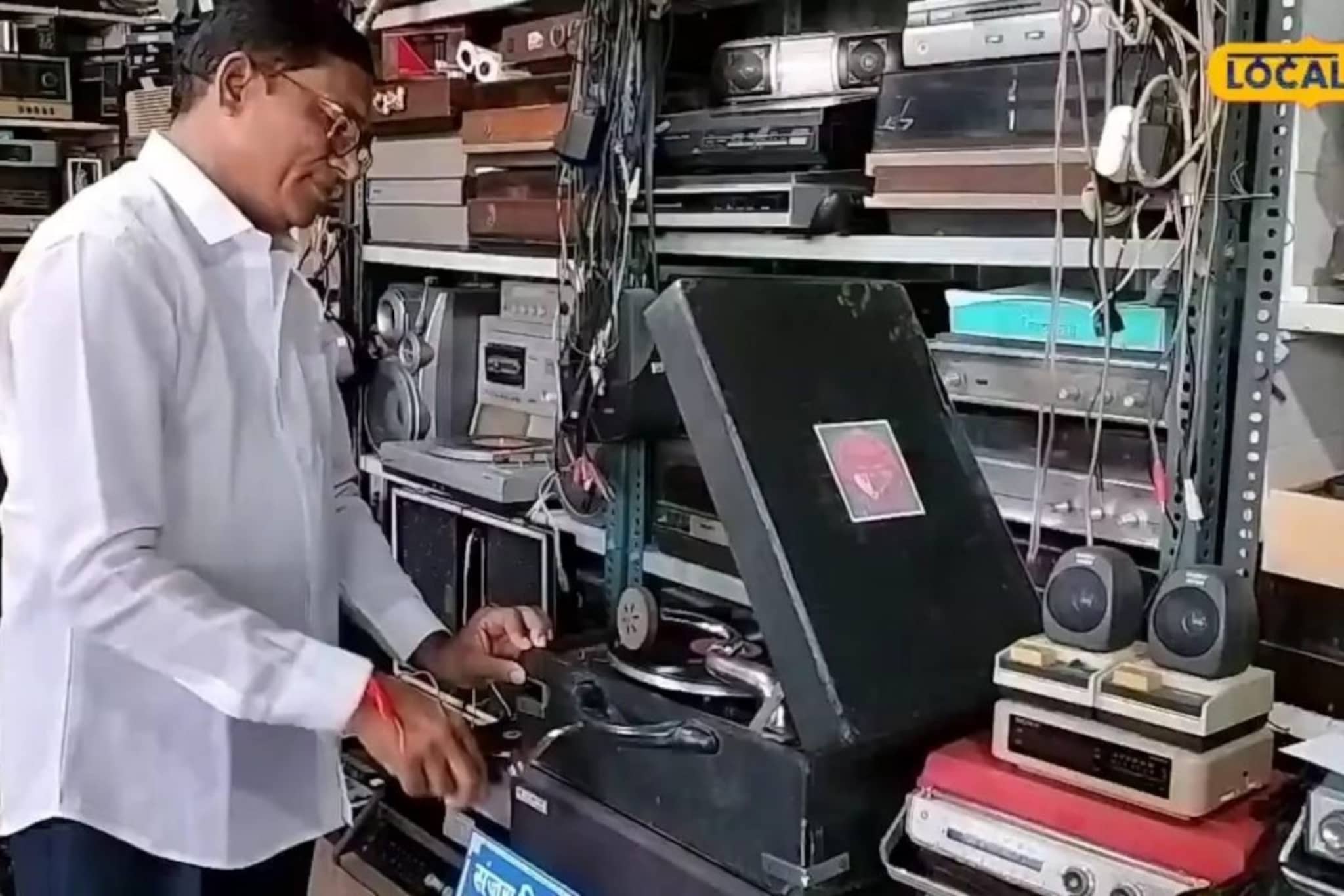 छंद असवा तर असा! रेडिओ, ग्रामोफान अन् बरंच काही, Photos पाहून आठवेल बालपण! छंद असवा तर असा! रेडिओ, ग्रामोफान अन् बरंच काही, Photos पाहून आठवेल बालपण!