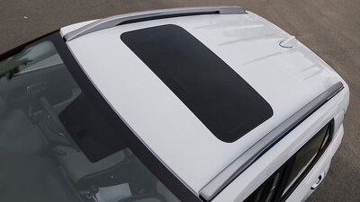  आता जवळपास प्रत्येक कार उत्पादक कंपन्या या दमदार फिचर्स एसयूव्हीमध्ये देत आहे. त्यातच सनरुफ हा मध्यमवर्गीयांचा सगळ्यात फेव्हरेट विषय बनला आहे. 