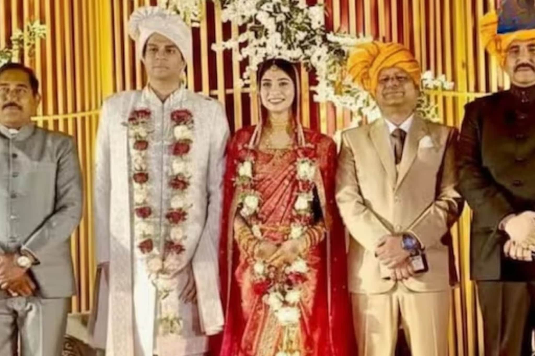 दोनदा घटस्फोट, दोन EX Wife कलेक्टर; IAS अवि प्रसाद यांनी उरकला तिसरा शुभविवाह दोनदा घटस्फोट, दोन EX Wife कलेक्टर; IAS अवि प्रसाद यांनी उरकला तिसरा शुभविवाह