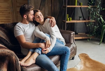 Perfect Husband ठरतात 'या' 4 राशींचे पुरुष, बायकोला ठेवतात राणीसारखं