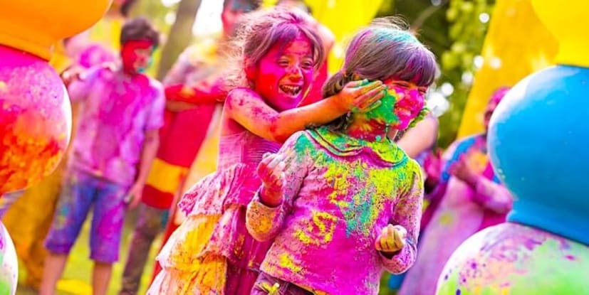 होळी सणाच्या कित्येक दिवसांआधीपासूनच साजरा करण्यास सुरुवात होते. लहान मुलांमध्ये रंगांची उधळण सुरु होते. भारतात असे अनेक ठिकाण आहेत ज्या ठिकाणांची होळी पाहण्यासाठी जगभरातून लोकं येत असतात. जसे की, वृंदावन, अयोध्या, वाराणसी हे ठिकाण होळीसाठी खूप प्रसिद्ध आहे. होळी सणाच्या कित्येक दिवसांआधीपासूनच साजरा करण्यास सुरुवात होते. लहान मुलांमध्ये रंगांची उधळण सुरु होते. भारतात असे अनेक ठिकाण आहेत ज्या ठिकाणांची होळी पाहण्यासाठी जगभरातून लोकं येत असतात. जसे की, वृंदावन, अयोध्या, वाराणसी हे ठिकाण होळीसाठी खूप प्रसिद्ध आहे.