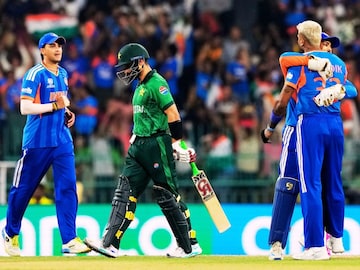 पाकिस्तानच्या ड्रेसिंग रूममध्ये ड्रामा, भारताविरुद्धच्या पराभवाचं खापर कुणावर?