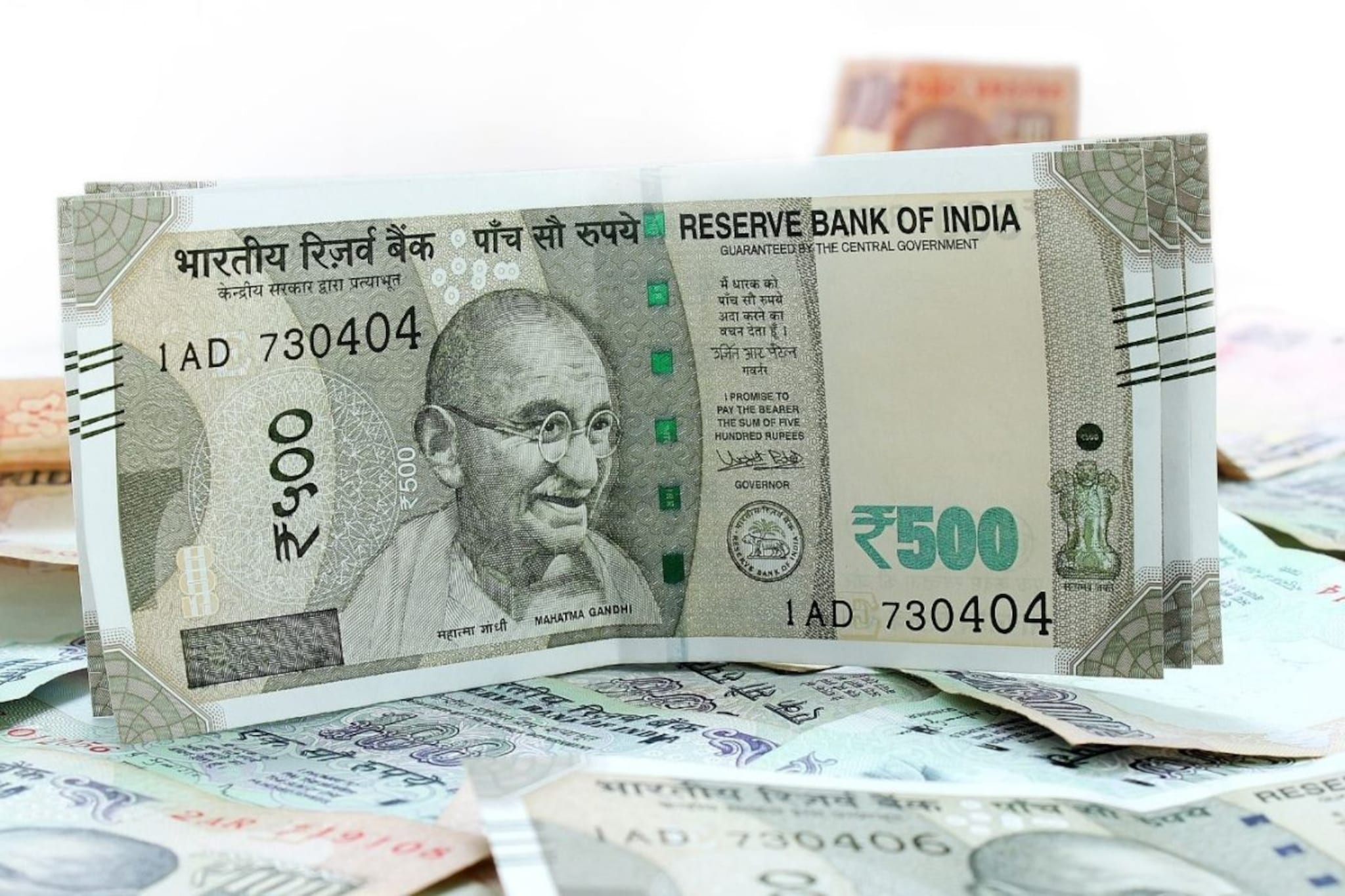 नोटांवरील गांधीजींचा फोटो बदलता येतो का? कोणाकडे असतो हा अधिकार, RBIचा नियम काय?