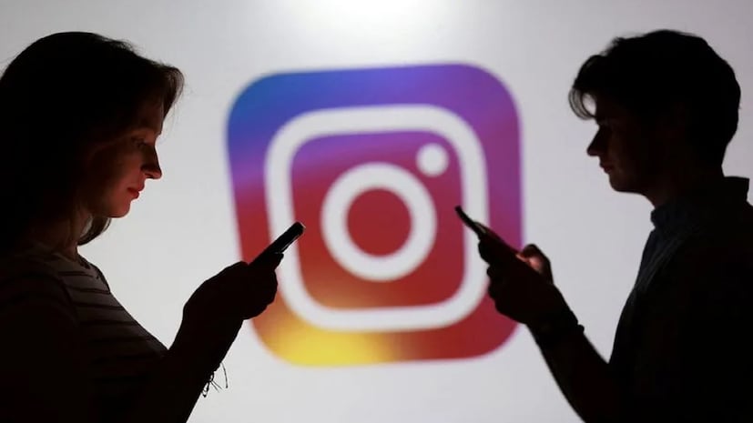 Instagram Teen Suicide Search Alert: लहान मुलांच्या ऑनलाइन सुरक्षेविषयी जगभरात वाद सुरु आहे. या दरम्यान Meta Platforms च्या मालकीच्या  Instagram ने एक मोठं पाऊल उचललं आहे.एखादा टीनएजर प्लॅटफॉर्मवर वारंवार सुसाइड किंवा स्वतःला हार्म करणे किंवा नुकसान पोहोचवणारा शब्द सर्च करत असेल तर त्याच्या आई-वडिलांना अलर्ट पाठवला जाईल. कंपनी म्हणते की, हे पाऊल मुलांना योग्य वेळी मदत मिळावी म्हणून उचलण्यात आले आहे.
