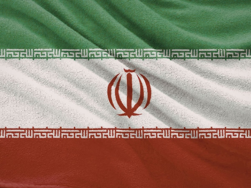 सध्या मध्य आशियात इराण, इस्रायल आणि अमेरिका यांच्यात सुरू असलेल्या भीषण युद्धामुळे संपूर्ण जगाचे धाबे दणाणले आहेत. या युद्धाचा सर्वात मोठा आणि थेट परिणाम आंतरराष्ट्रीय कच्च्या तेलाच्या (Crude Oil) किमतींवर होणार, याची शक्यता नाकारता येणार नाही. यामुळे जागतिक बाजारपेठेत कच्च्या तेलाच्या किमतीत मोठी वाढ होणार असल्याचं तज्ज्ञांकडून शक्यता वर्तवली जात आहे. याचे परिणाम आता थेट भारताला आणि पर्यायाने महाराष्ट्राला बसण्याची शक्यता निर्माण झाली आहे. सध्या मध्य आशियात इराण, इस्रायल आणि अमेरिका यांच्यात सुरू असलेल्या भीषण युद्धामुळे संपूर्ण जगाचे धाबे दणाणले आहेत. या युद्धाचा सर्वात मोठा आणि थेट परिणाम आंतरराष्ट्रीय कच्च्या तेलाच्या (Crude Oil) किमतींवर होणार, याची शक्यता नाकारता येणार नाही. यामुळे जागतिक बाजारपेठेत कच्च्या तेलाच्या किमतीत मोठी वाढ होणार असल्याचं तज्ज्ञांकडून शक्यता वर्तवली जात आहे. याचे परिणाम आता थेट भारताला आणि पर्यायाने महाराष्ट्राला बसण्याची शक्यता निर्माण झाली आहे.