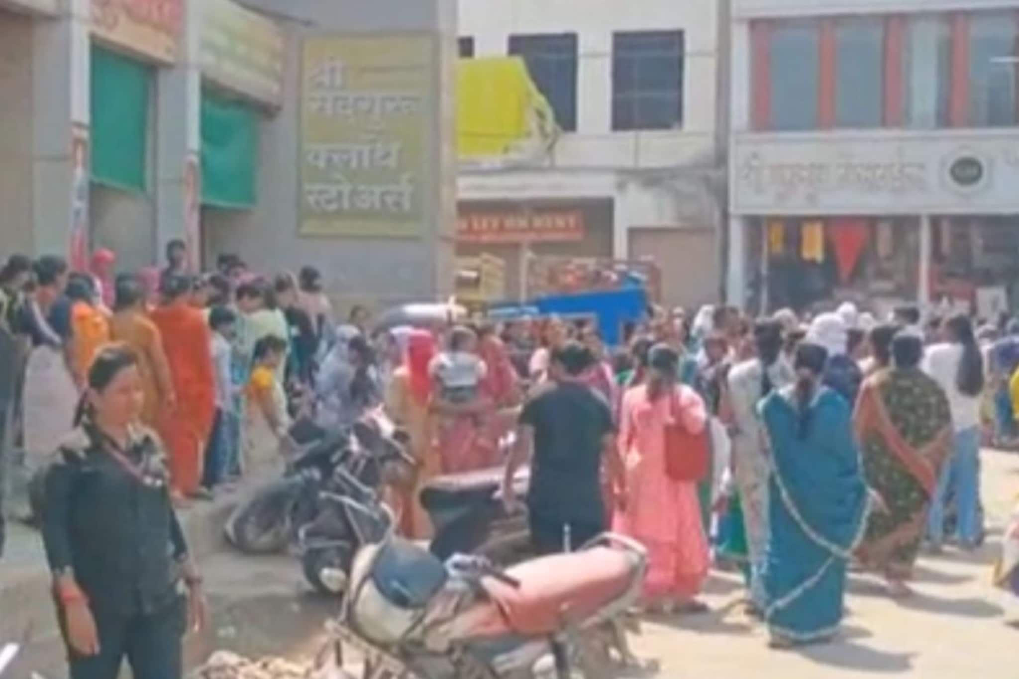 51 रुपयांत साडी मिळवण्यासाठी महिलांचं 'रणकंदन'! जुन्या मोंढ्यात तोबा गर्दी 51 रुपयांत साडी मिळवण्यासाठी महिलांचं 'रणकंदन'! जुन्या मोंढ्यात तोबा गर्दी