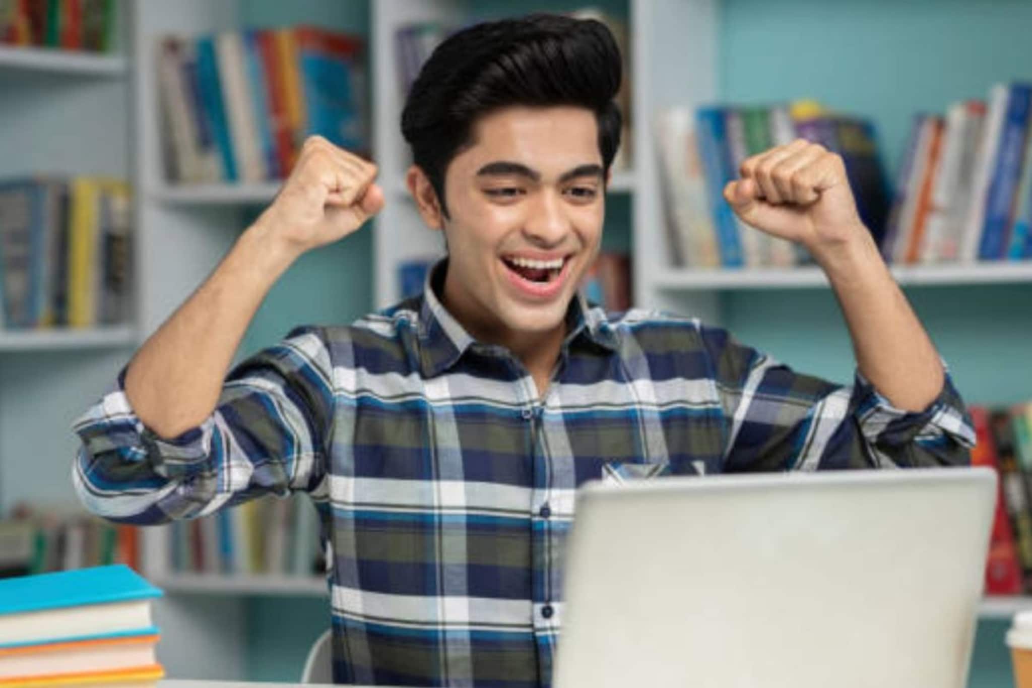 दिसायला डिट्टो अन् परीक्षेच्या मार्कातही डिट्टो,जुळ्या भावांची JEE परीक्षेत कमाल दिसायला डिट्टो अन् परीक्षेच्या मार्कातही डिट्टो,जुळ्या भावांची JEE परीक्षेत कमाल