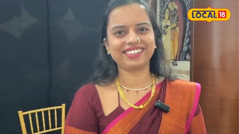 आज अनेक तरुण-तरुणी फक्त नोकरीवर न थांबता स्वतःची वेगळी ओळख निर्माण करण्याचा प्रयत्न करत आहेत. मुंबईतील दिव्या मोहितेनेही असाच विचार केला. आयटी कंपनीत स्थिर नोकरी असतानाही तिने स्वतःची आवड बाजूला न ठेवता तिच्यावर काम करण्याचा निर्णय घेतला. आपलं काहीतरी स्वतःचं असावं या भावनेतून तिने महाराष्ट्रीयन दागिन्यांचा पार्ट-टाईम व्यवसाय सुरू केला. नोकरी आणि व्यवसाय दोन्ही सांभाळत ती स्वतःचा मार्ग तयार करत आहे. आज अनेक तरुण-तरुणी फक्त नोकरीवर न थांबता स्वतःची वेगळी ओळख निर्माण करण्याचा प्रयत्न करत आहेत. मुंबईतील दिव्या मोहितेनेही असाच विचार केला. आयटी कंपनीत स्थिर नोकरी असतानाही तिने स्वतःची आवड बाजूला न ठेवता तिच्यावर काम करण्याचा निर्णय घेतला. आपलं काहीतरी स्वतःचं असावं या भावनेतून तिने महाराष्ट्रीयन दागिन्यांचा पार्ट-टाईम व्यवसाय सुरू केला. नोकरी आणि व्यवसाय दोन्ही सांभाळत ती स्वतःचा मार्ग तयार करत आहे.