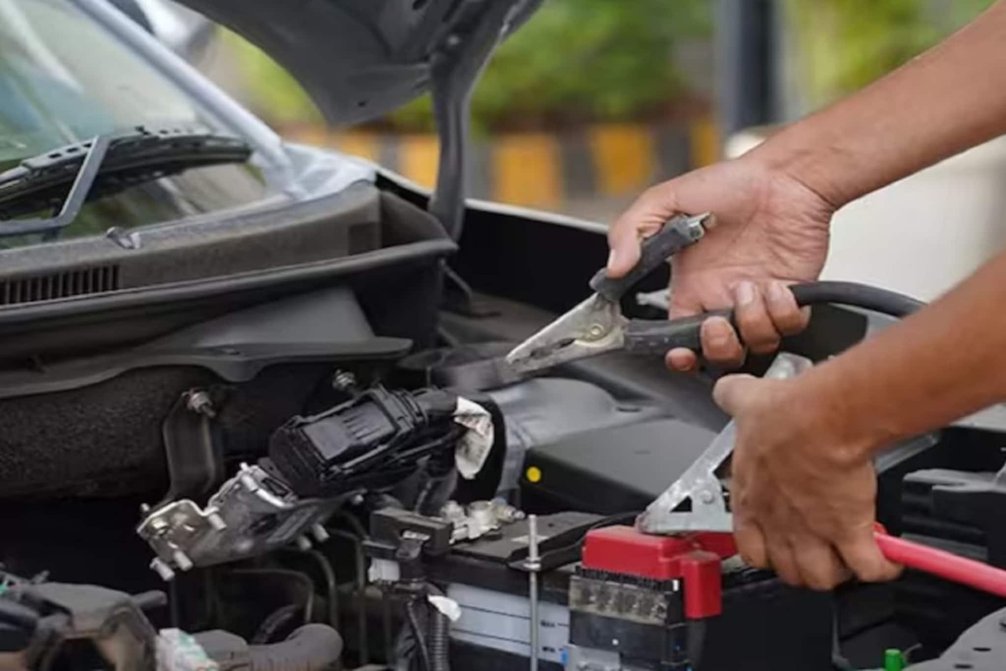 कार चालता-चालता बंद झाली? अशी करा जंप-स्टार्ट, वाचेल मॅकेनिकचा खर्च